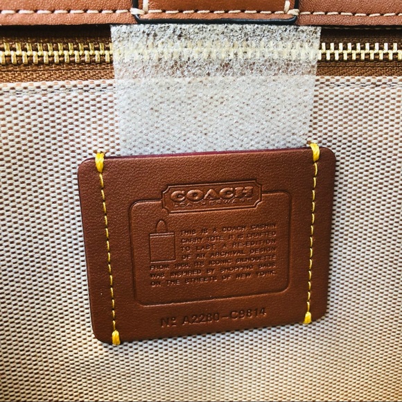 Coach Cashin C9814 Carry 22 Trompe L'oeil Print - Spring 2022 Runway Collection - Picture 13 of 14